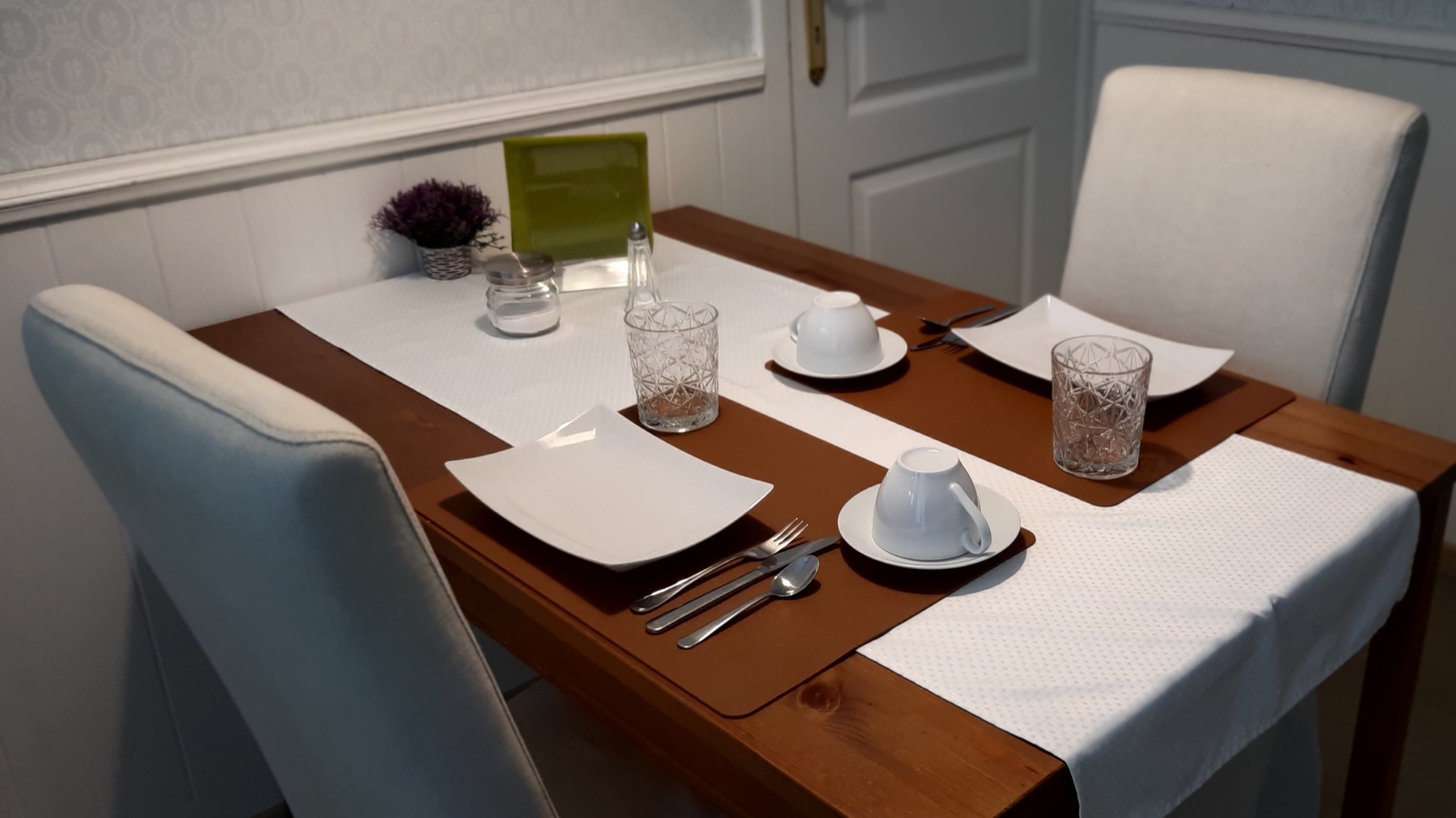 Romantic Room: separate dining corner