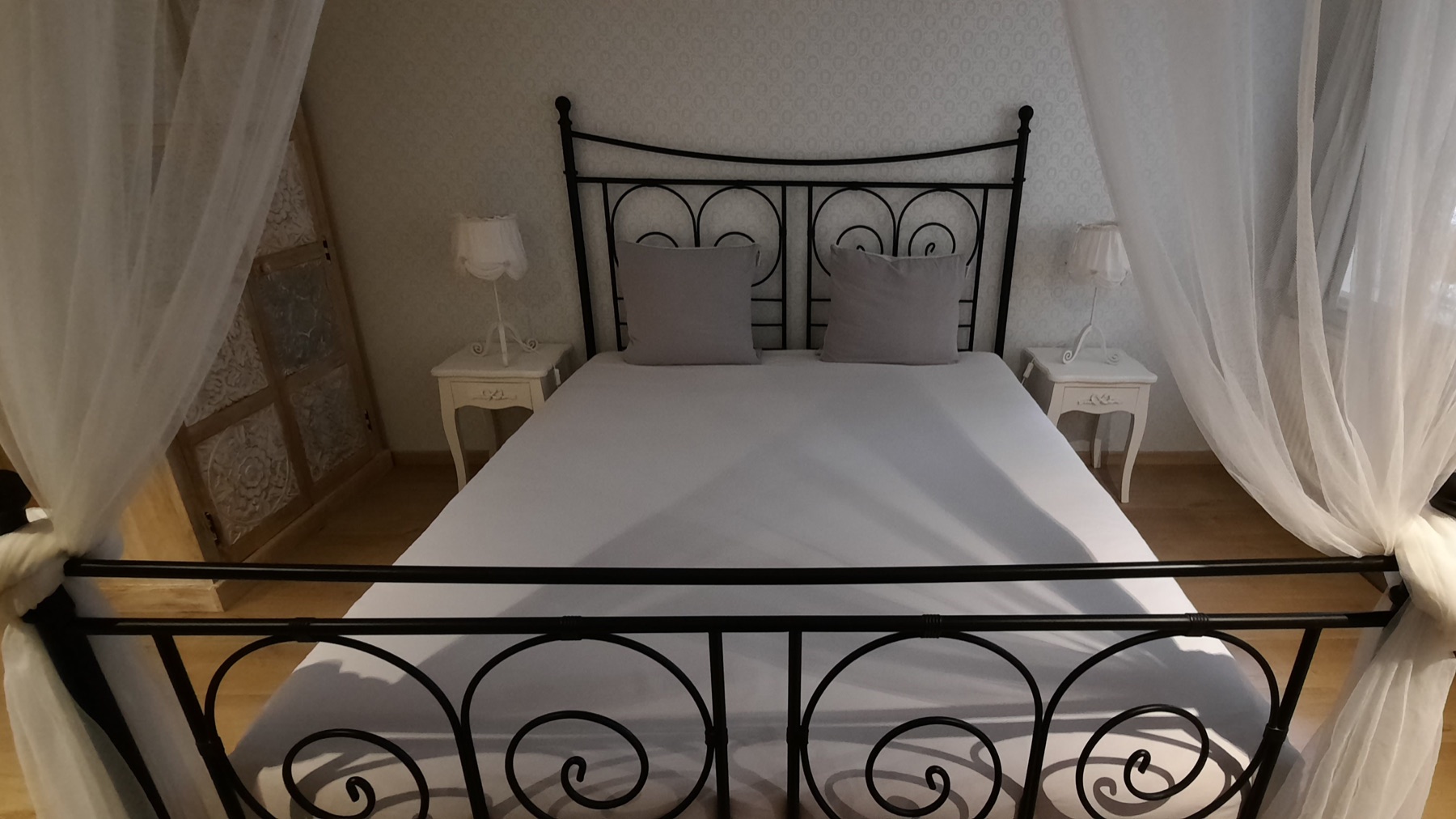 Romantic Room: four-poster bed